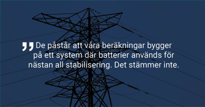 Bilden visar ett citat från aritkeln: De påstår att våra beräkningar bygger på ett system där batterier används för nästan all stabilisering. Det stämmer inte.