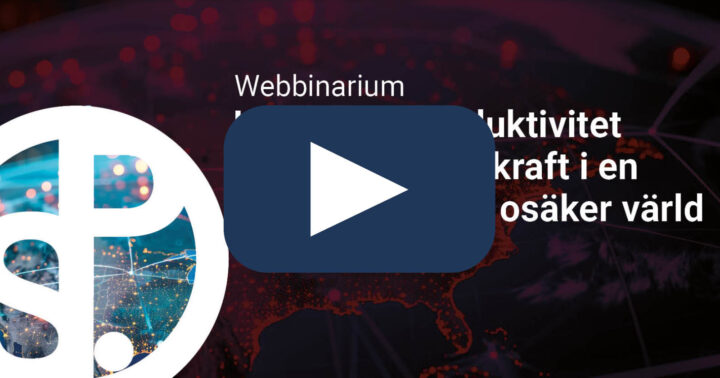Röd bakgrund med texten: Webbinarium: Industrins produktivitet och konkurrenskraft i en geoekonomiskt osäker värld. Ovanpå så finns en blå "play" symbol
